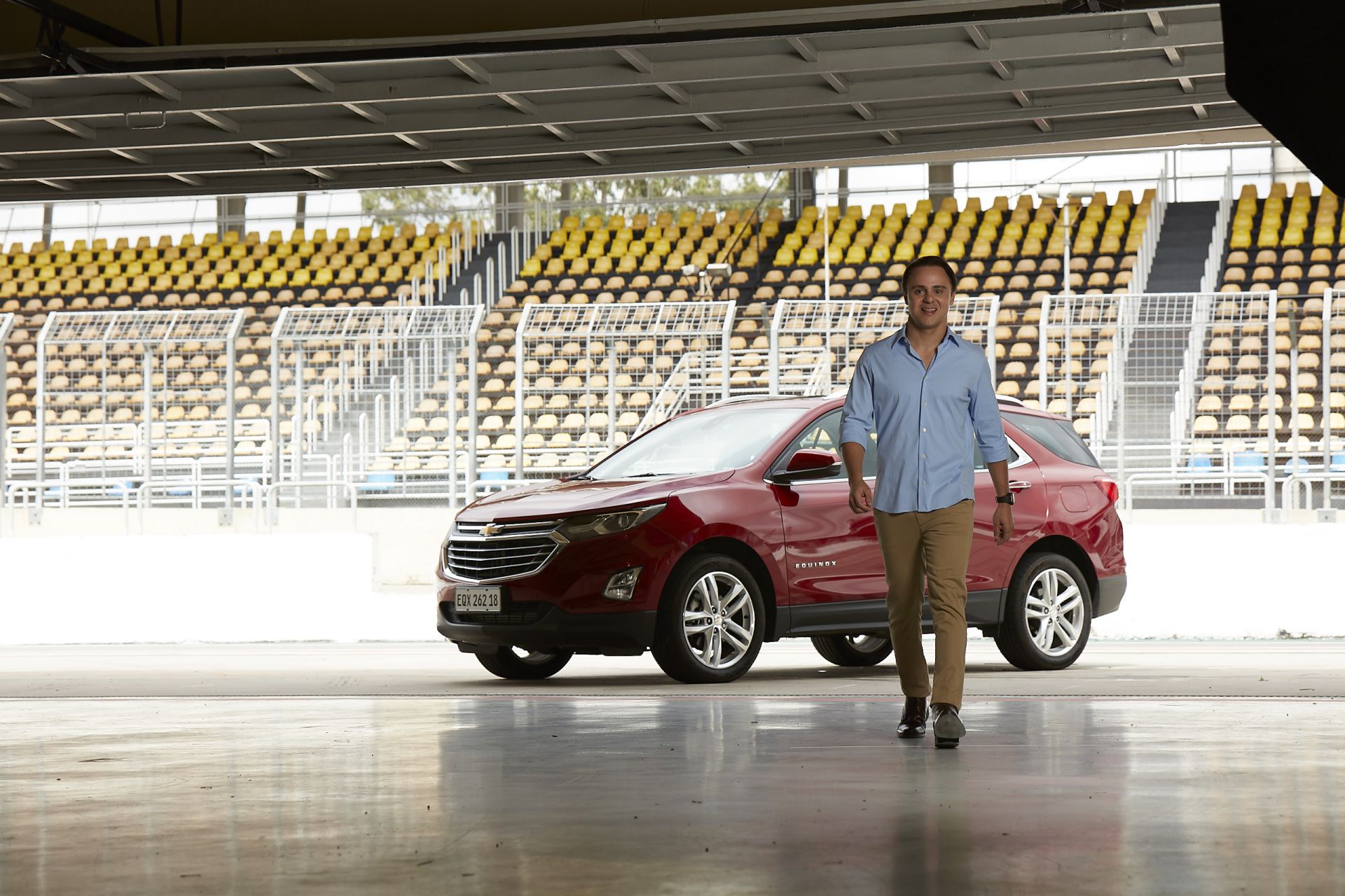 Na imagem, Felipe Massa caminha após sair de seu Chevrolet.