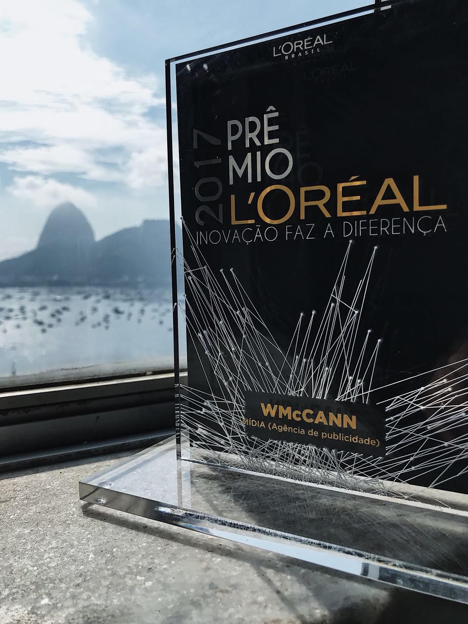 Na imagem está o prêmio recebido pela WMcCann. No objeto há o texto: Prêmio 2017 L'Oréal. Inovação faz a diferença.
