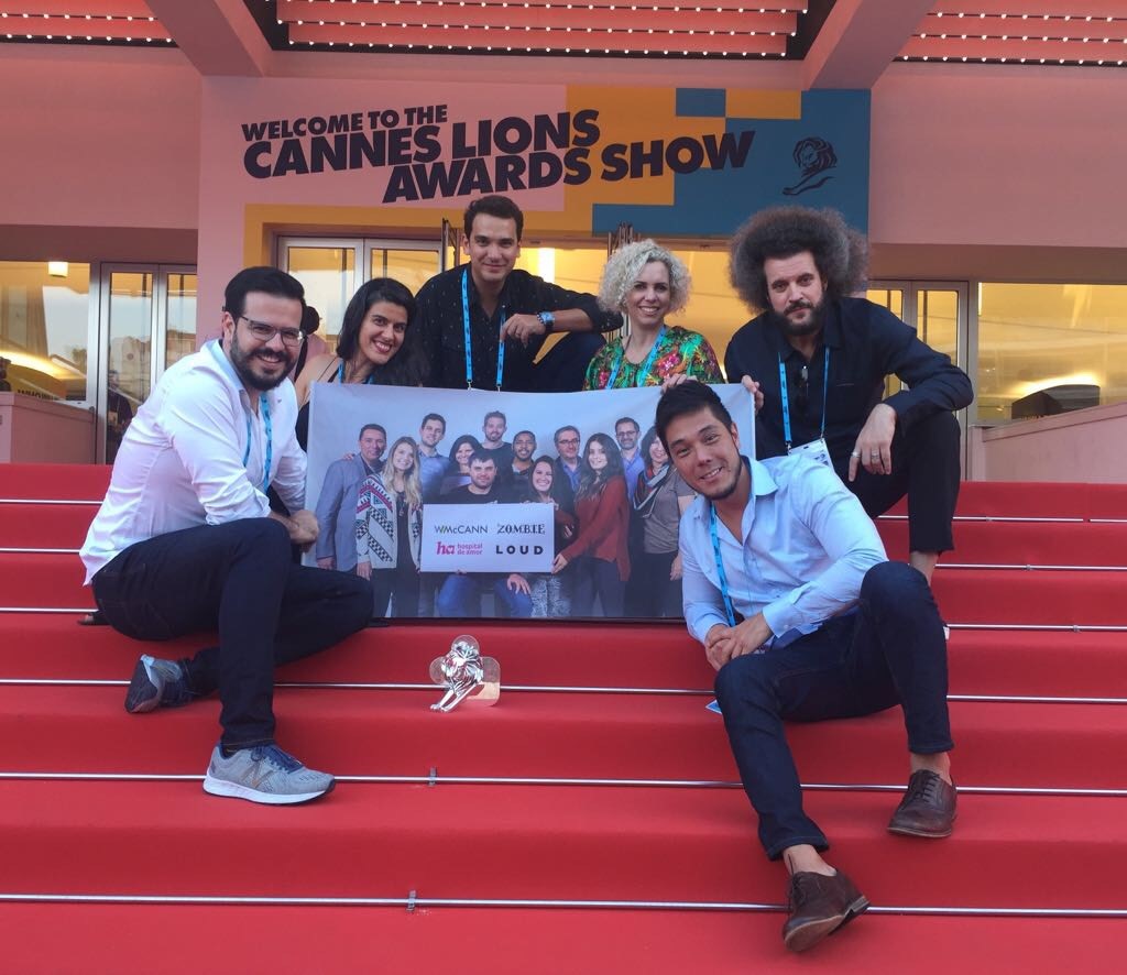 Na imagem, o staff WMcCann está no show de premiação de Cannes.