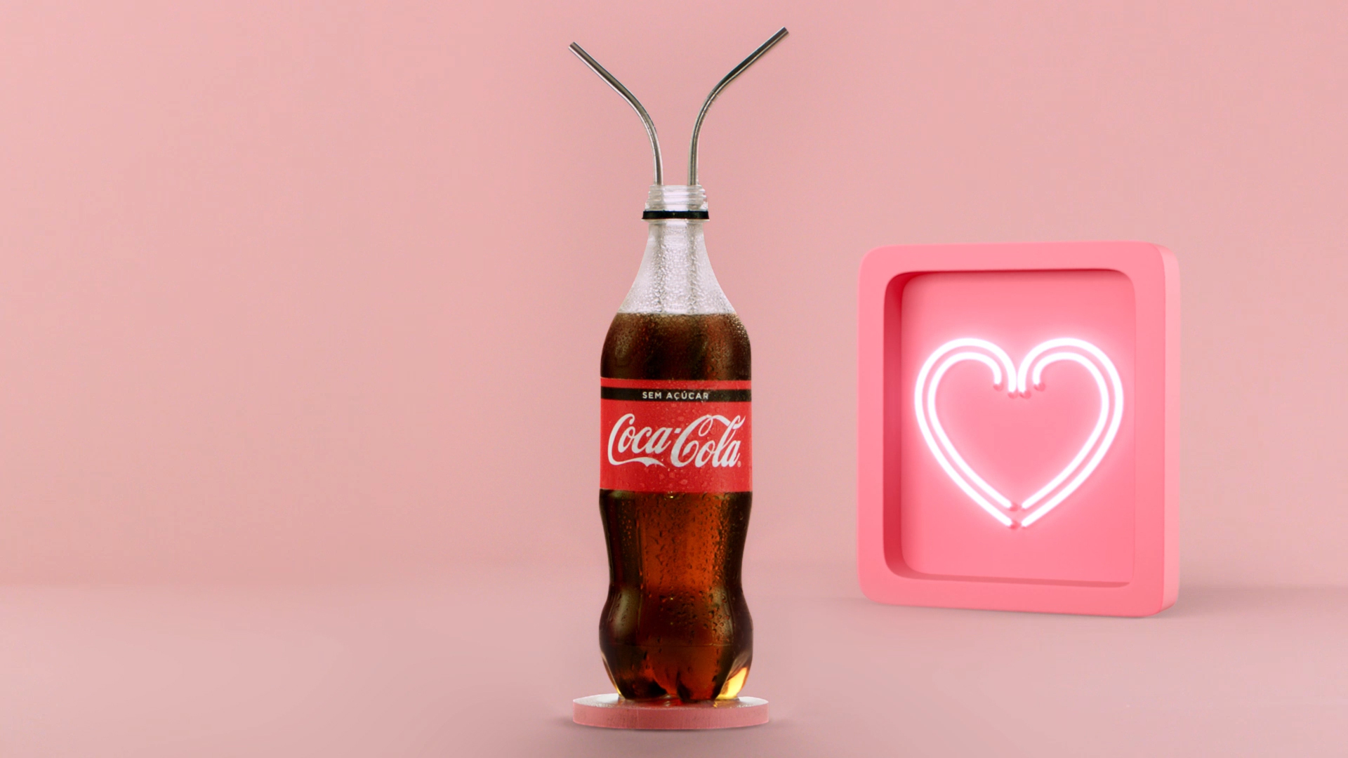 Na imagem, há uma garrafa de Coca-Cola com dois canudos dentro. Ao lado, um coração rosa com neon branco.