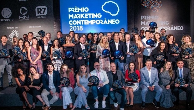 Na imagem, pessoas posam para foto no evento prêmio marketing contemporâneo 2018.