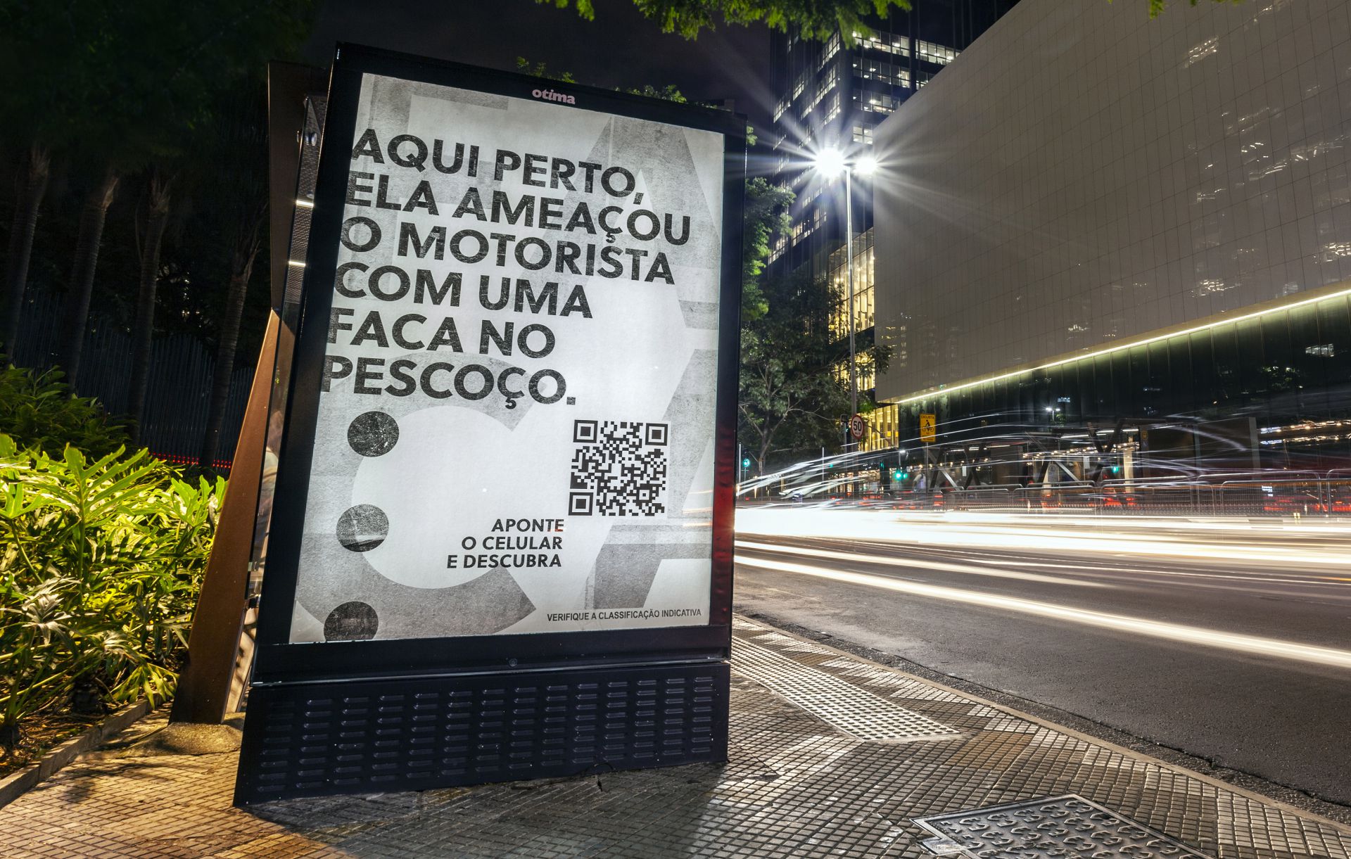 Em um ponto de ônibus em São Paulo, um mobiliário urbano para a segunda temporada da série 
