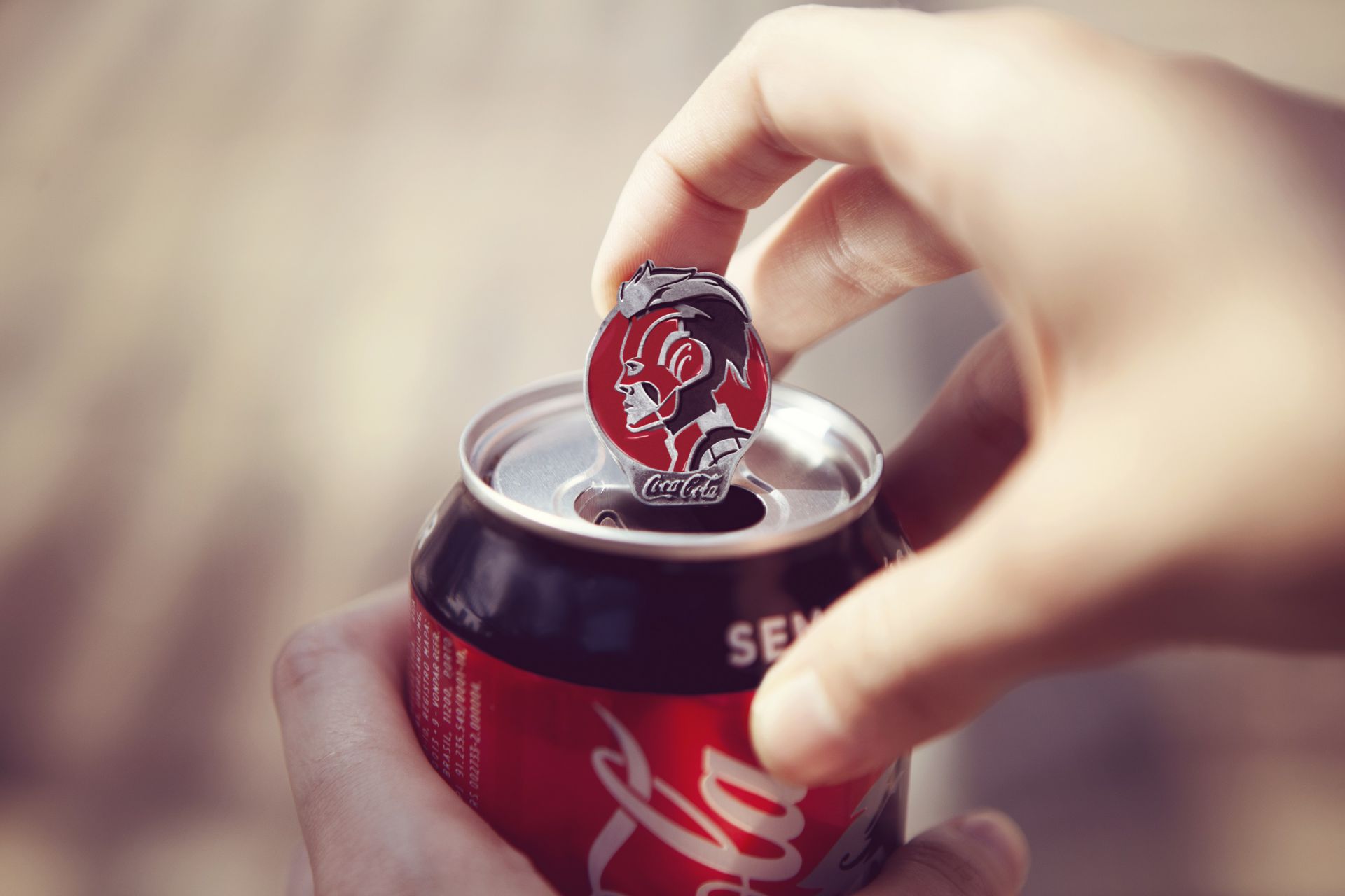 Uma Coca-Cola com uma com um pin da Capitã Marvel.