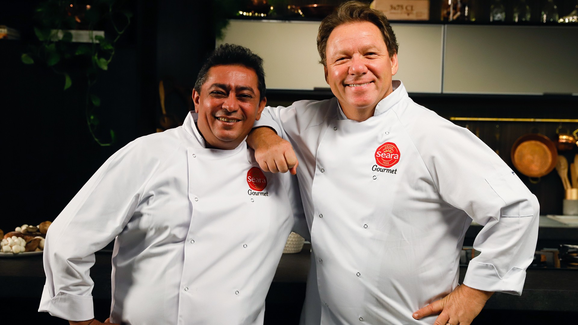 Claude Troisgois e João Batista juntos com avental da Seara Gourmet.