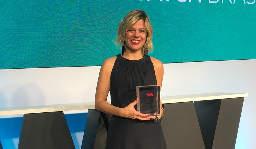 Renata Bokel recebendo o prêmio do Women to Watch Brasil 2019.