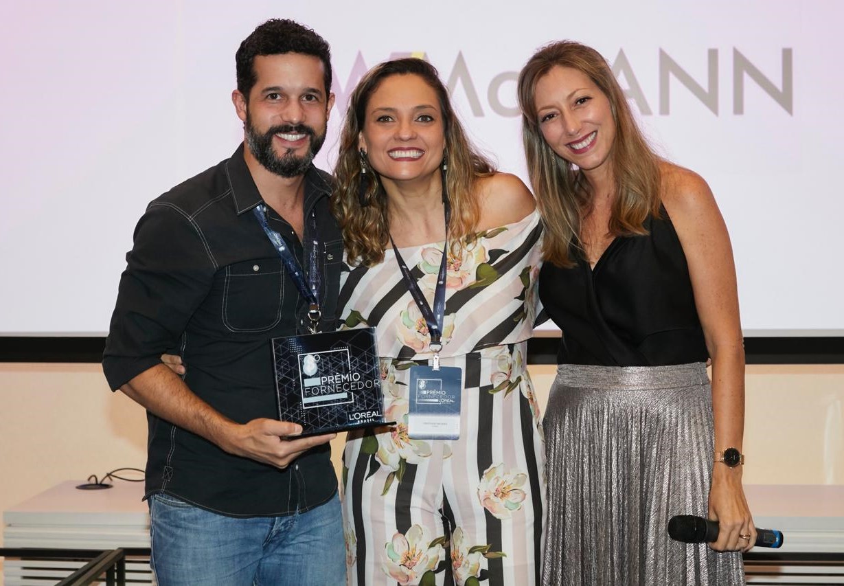 Fabricio Aurichio recebe o prêmio de melhor agência do grupo L'Oréal pela WMcCann