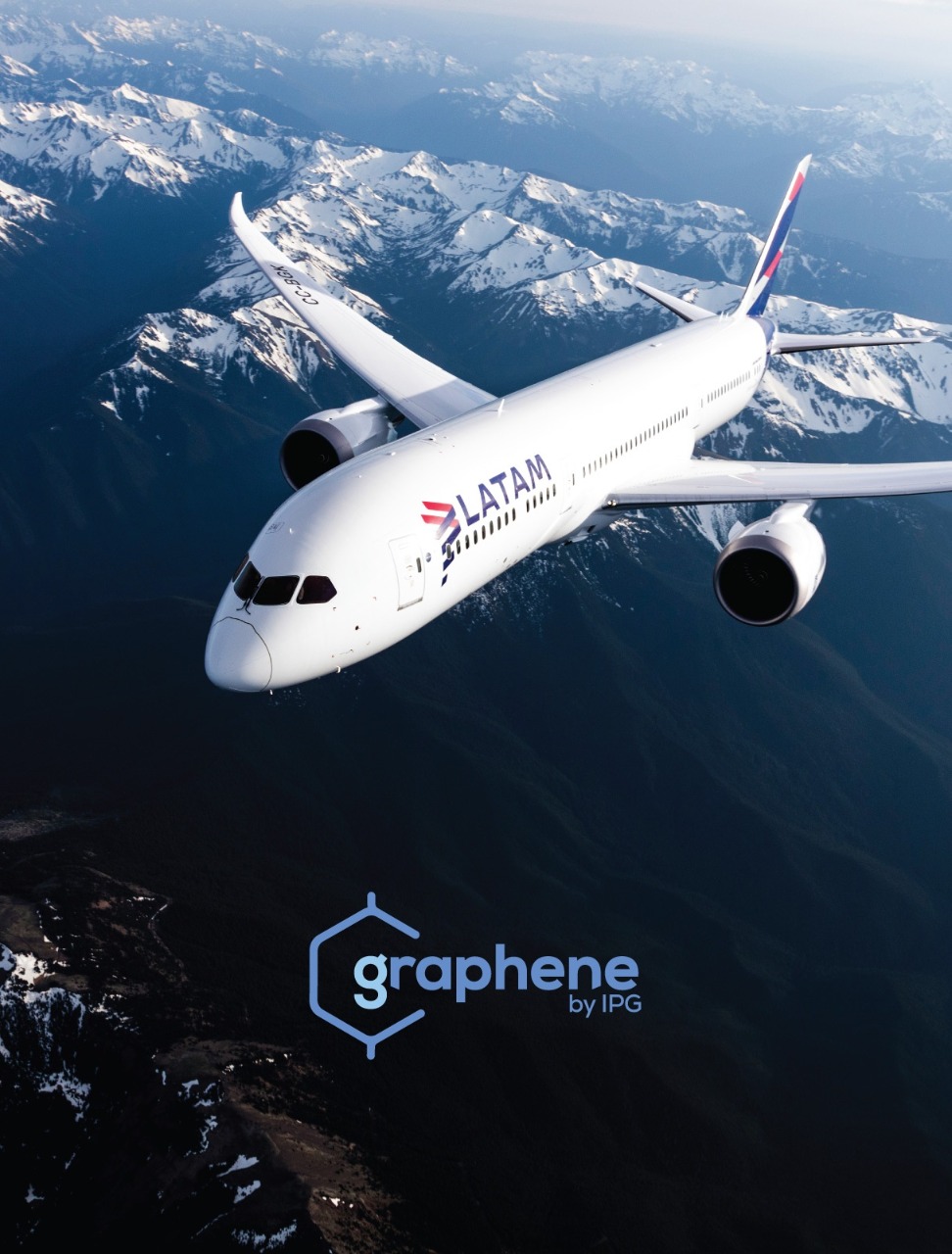 Imagem de um avião da Latam Airlines sobrevoando uma área com montanhas e o logo da Graphene abaixo