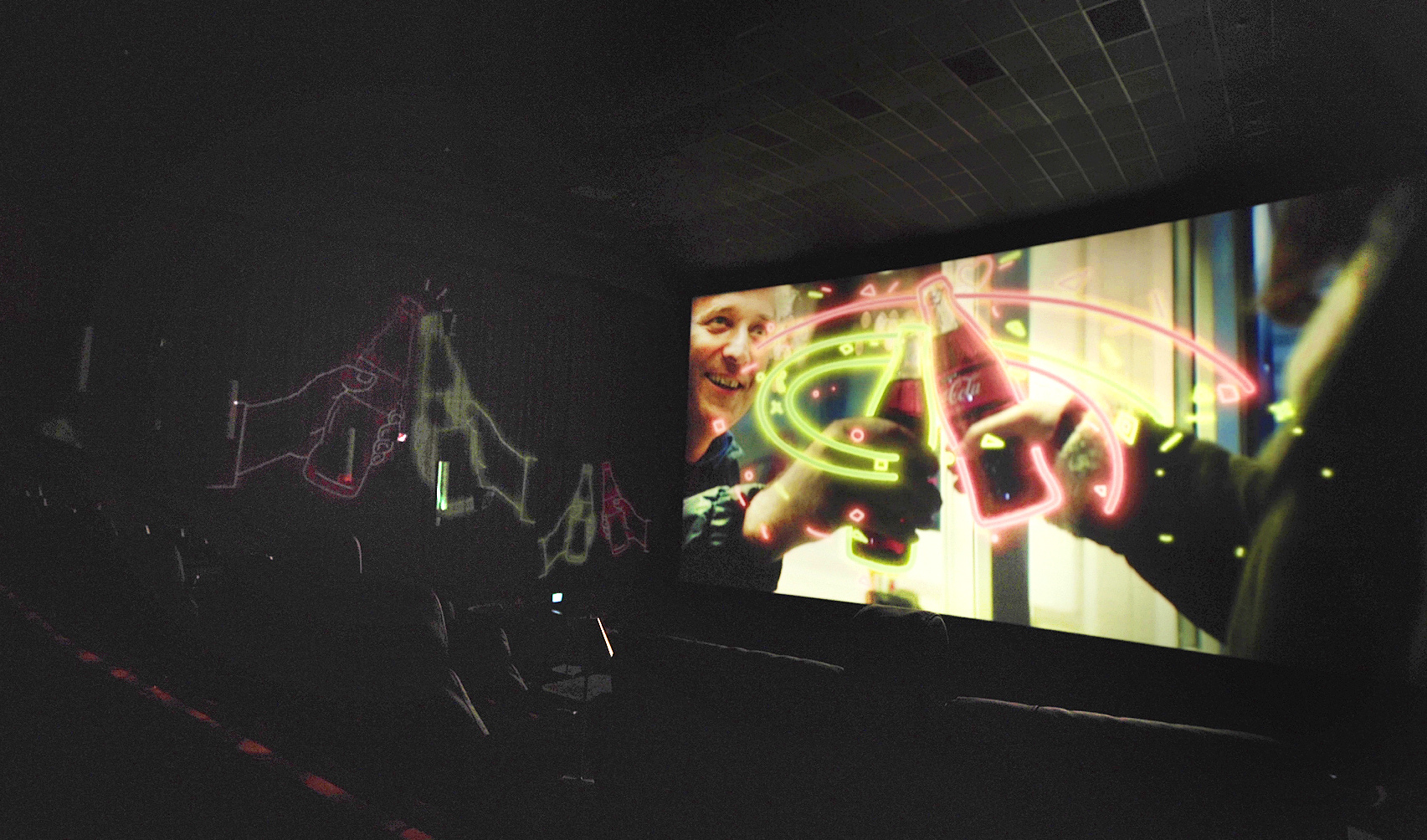 Foto da sala de cinema com projeção personalizada do especial de natal da Coca-Cola