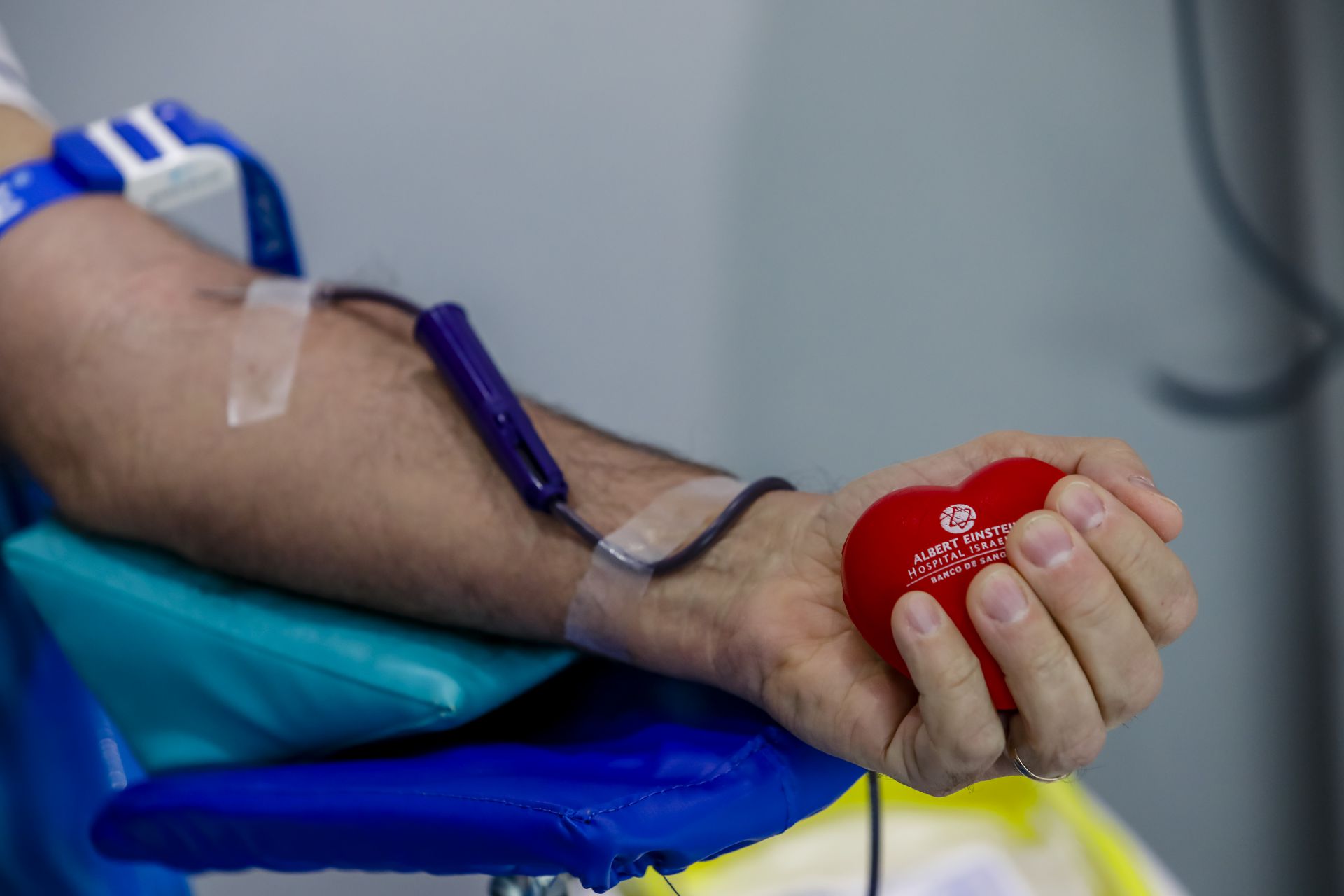 Imagem de um braço durante a doação de sangue